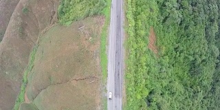 空中汽车在山间蜿蜒的道路上行驶。泰国。