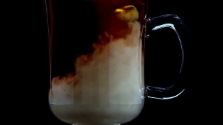 将牛奶倒入玻璃杯中的茶中视频素材模板下载
