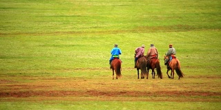 蒙古的风景中有骑马的人