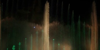晚上的彩色喷泉。灯光、色彩、音乐之夜舞蹈喷泉表演