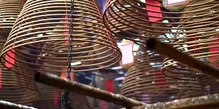 在香港的寺庙里标志性的灯笼和香