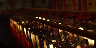在香港的中国寺庙里标志性的灯笼和香