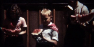 1939年:一家人在家门口的门廊上吃西瓜。