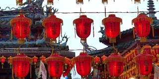 高清视频中国红灯笼。点灯庆祝春节。中国台湾美丽的寺庙夜景