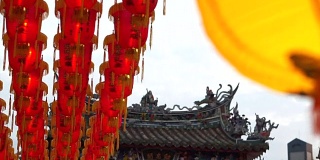 高清视频中国红灯笼。点灯庆祝春节。中国台湾美丽的寺庙夜景