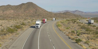 汽车和卡车在繁忙的公路上行驶，货运半挂车运输货物