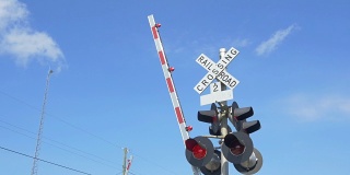 特写:铁路十字路口红灯闪烁，障碍降低