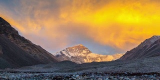 时间流逝的日落风景珠穆朗玛峰，喜马拉雅山