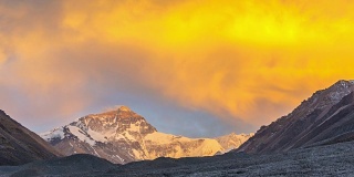 时间流逝的日落风景珠穆朗玛峰，喜马拉雅山