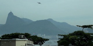 乘坐飞机俯瞰里约热内卢的基督