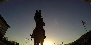 夕阳下的跨栏马，骑手的剪影