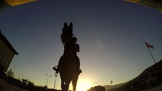夕阳下的跨栏马，骑手的剪影视频素材模板下载