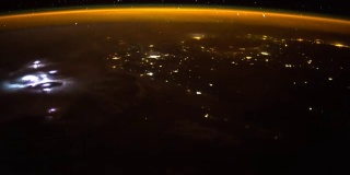 从国际空间站ISS上看到的夜晚的地球。这段视频由美国宇航局提供