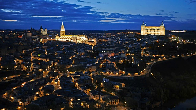 托莱多城市景观与阿尔卡扎在黄昏，西班牙