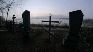 迷雾中的墓地纪念碑令人毛骨悚然视频素材模板下载