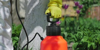 准备在花园里工作的水泵喷雾器的人