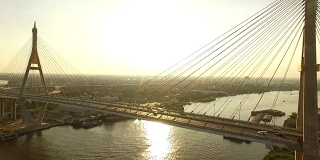 普密蓬大桥鸟瞰图，曼谷的重要地标和横跨湄南河的大桥