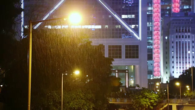 香港。晚上,倾盆大雨