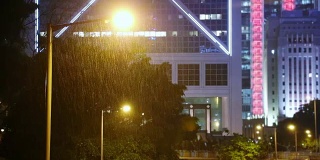 香港。晚上,倾盆大雨
