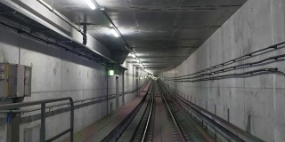 在地铁隧道中移动的时间