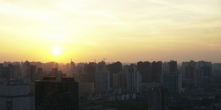 上海朦胧的夕阳时光流逝在住宅区的公寓楼里。