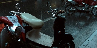 在上海永康路，摩托车在雨中停在路上。
