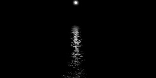 孤立的黑白月光在水面上。