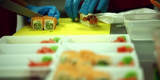 厨师将寿司和鱼切成薄片，特写