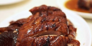 烤鹅和烤鸭是中国香港著名的烧烤美食