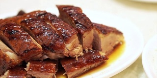 烤鹅和烤鸭是中国香港著名的烧烤美食