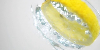 柠檬片浸入水中