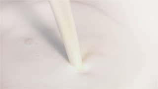 两个倒入新鲜牛奶的慢动作视频视频素材模板下载