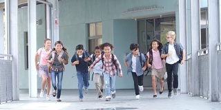 一群五年级的孩子在学校走廊上跑步