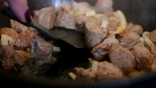 厨师用平底锅煮洋葱和肉视频素材模板下载