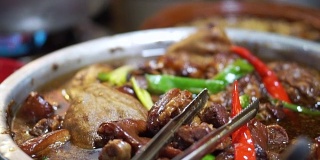 中国，台湾夜市的街头小吃肉丸汤和猪蹄