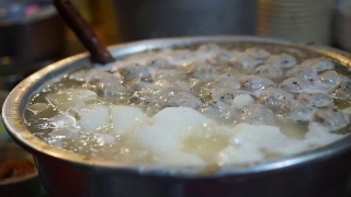 中国，台湾夜市的街头小吃肉丸汤和猪蹄视频素材模板下载