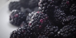 早餐桌上放着新鲜的黑莓。