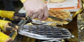 制作香港老式蜂巢华夫饼。刚在店里用钢痣做的