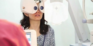 由医生检查视力的亚洲妇女，验光概念