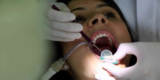 牙医。在牙科医生处作口腔检查时，应将病人张开的嘴巴封闭