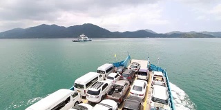 汽车被装上渡轮，前往泰国的翠岛