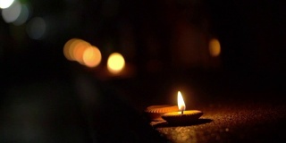 泰国腊通节，晚上点燃蜡烛向河神致敬。