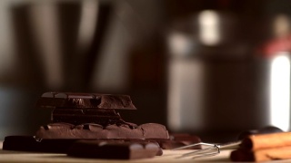 准备融化的巧克力视频素材模板下载