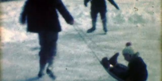 1957年:孩子们在冬季滑雪橇上滑冰。