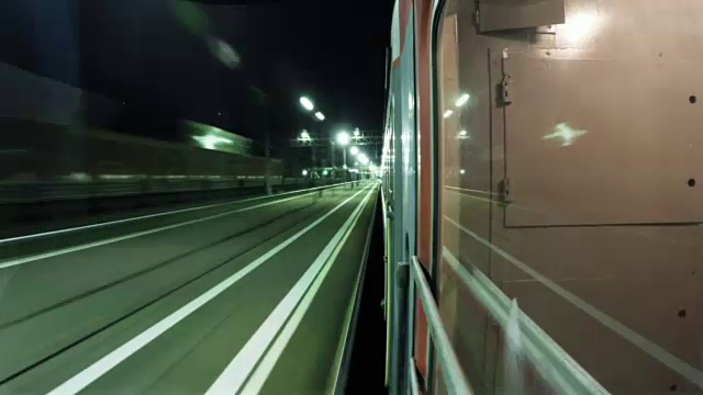 夜车从月台开出。间隔拍摄