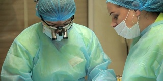 外科医生团队在手术室里一起工作