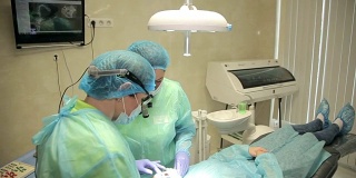 外科医生团队在手术室里一起工作