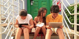 孩子们用数码平板电脑