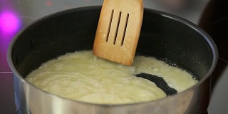 在热锅上制作糖和黄油糖浆