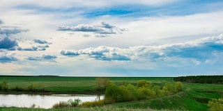 时间流逝风景云在湖上美丽的景色水娱乐春天夏天潮水自然唤醒纯净的白云在天空中快速移动风美丽的图片背景湖树木绿草
